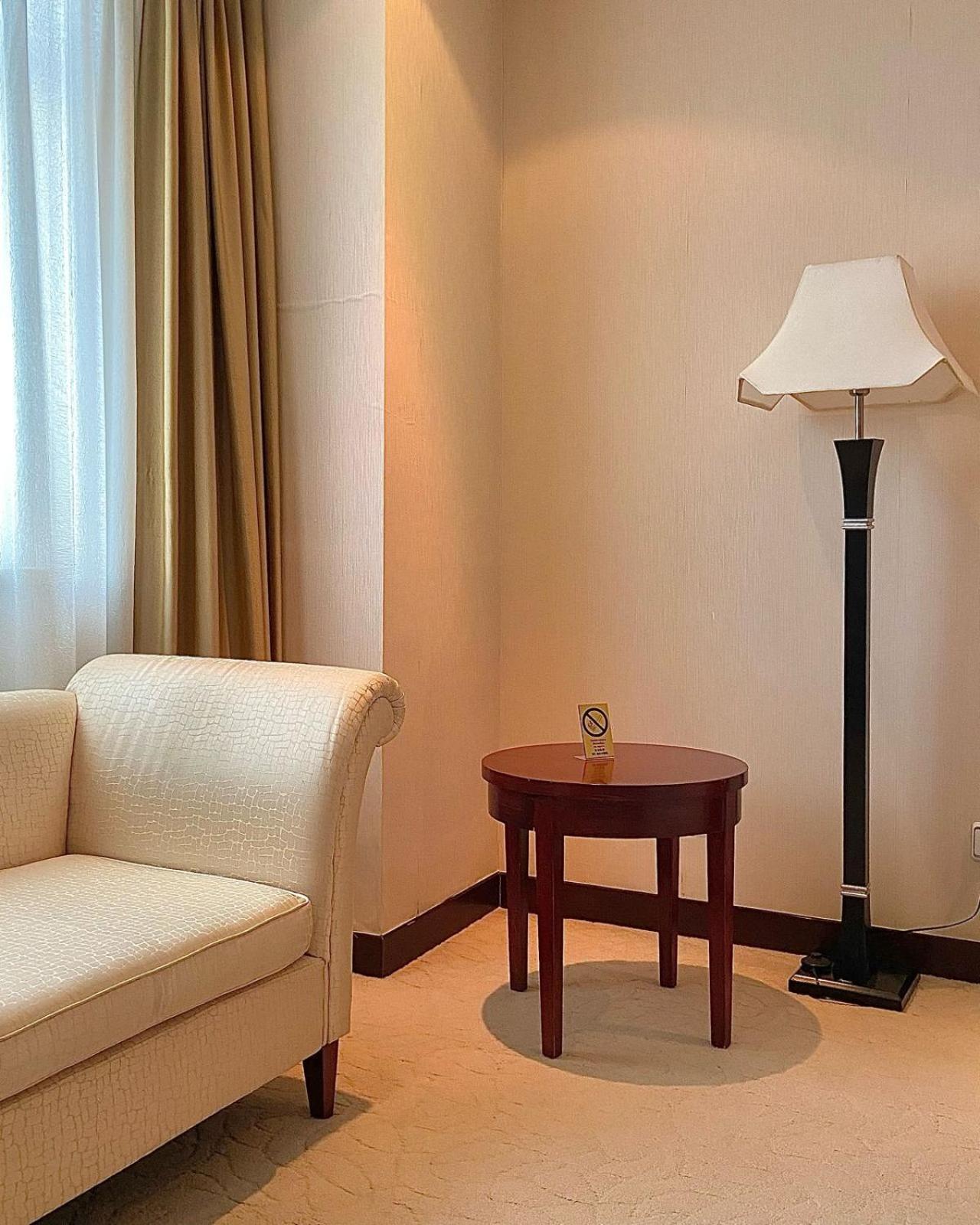 Beijing Palace Soluxe Hotel Astana Ngoại thất bức ảnh A floor lamp