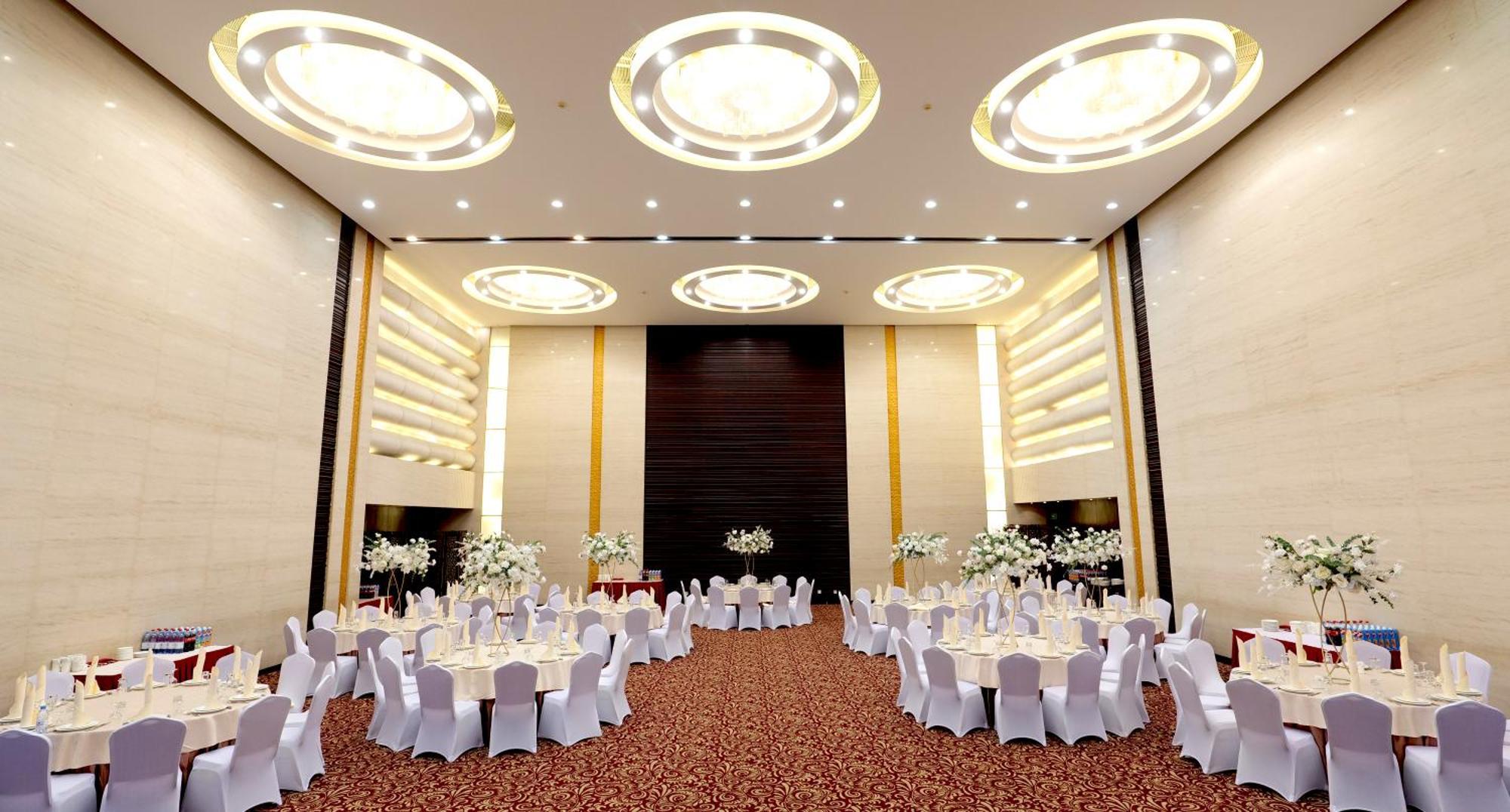 Beijing Palace Soluxe Hotel Astana Ngoại thất bức ảnh The ballroom