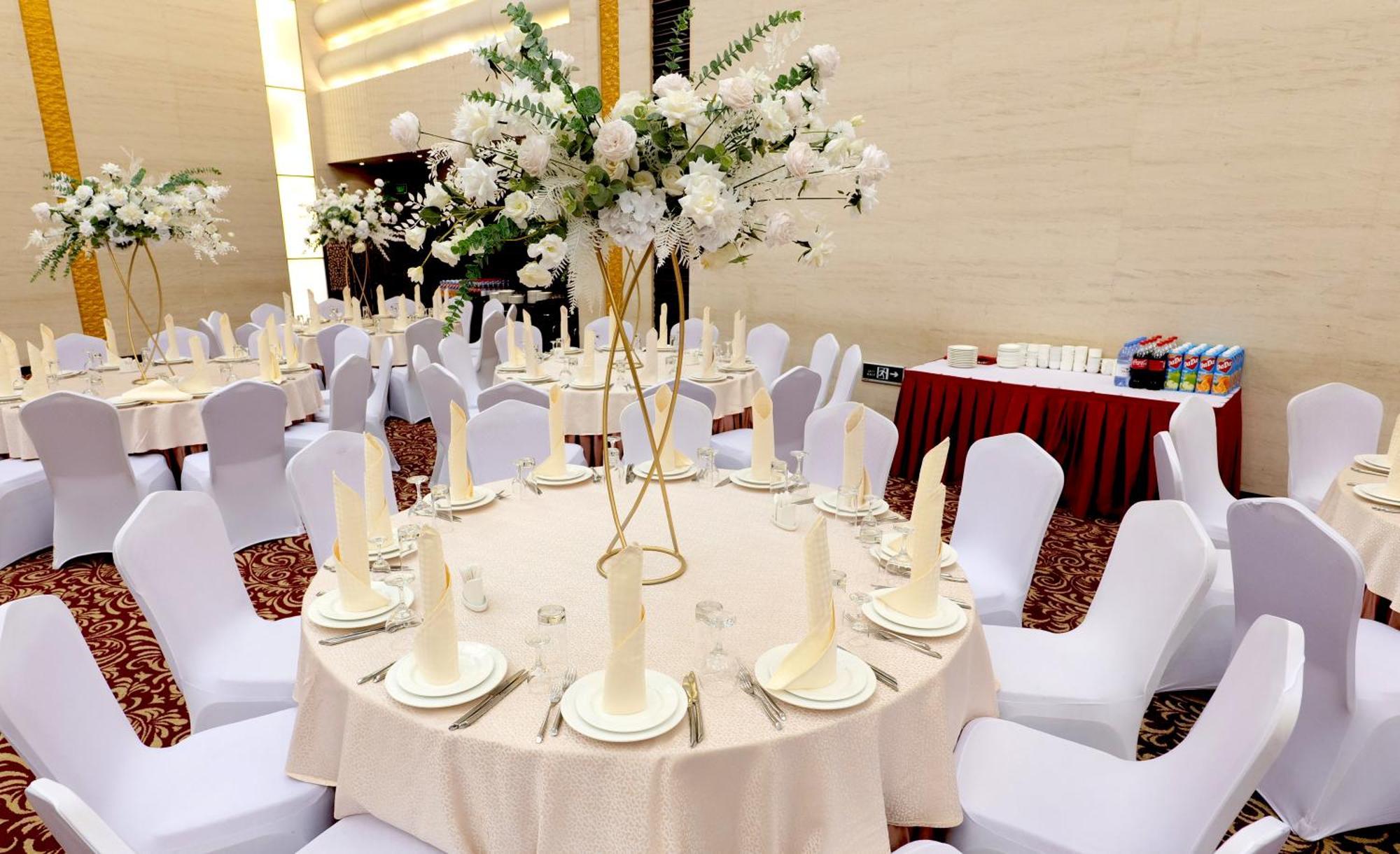 Beijing Palace Soluxe Hotel Astana Ngoại thất bức ảnh A table set for a formal dinner