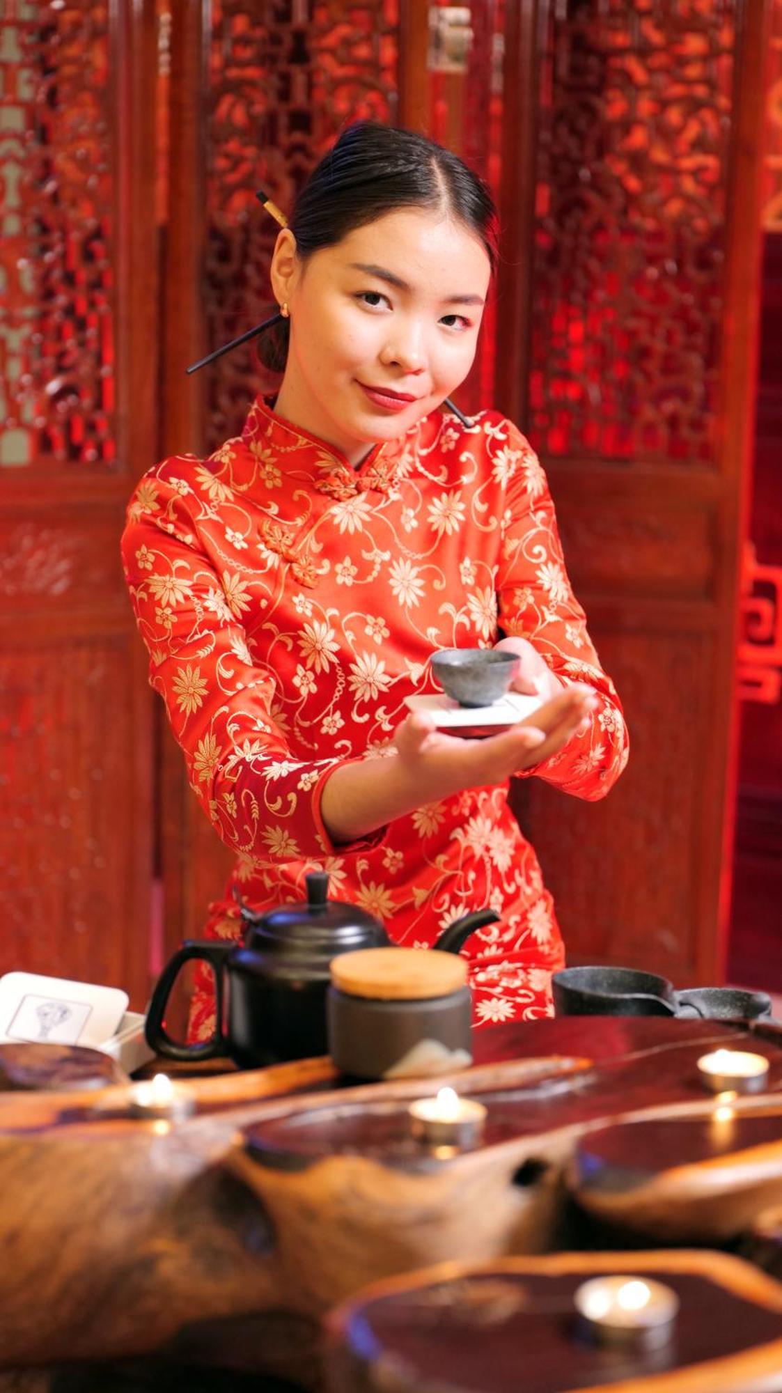 Beijing Palace Soluxe Hotel Astana Ngoại thất bức ảnh A woman wearing a qipao