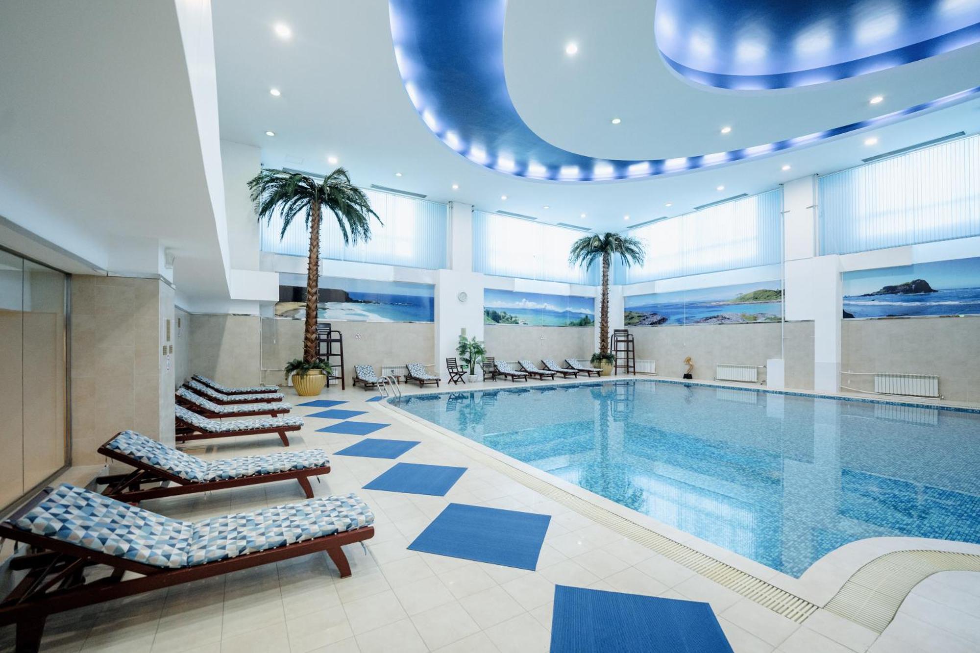 Beijing Palace Soluxe Hotel Astana Ngoại thất bức ảnh The swimming pool at the hotel