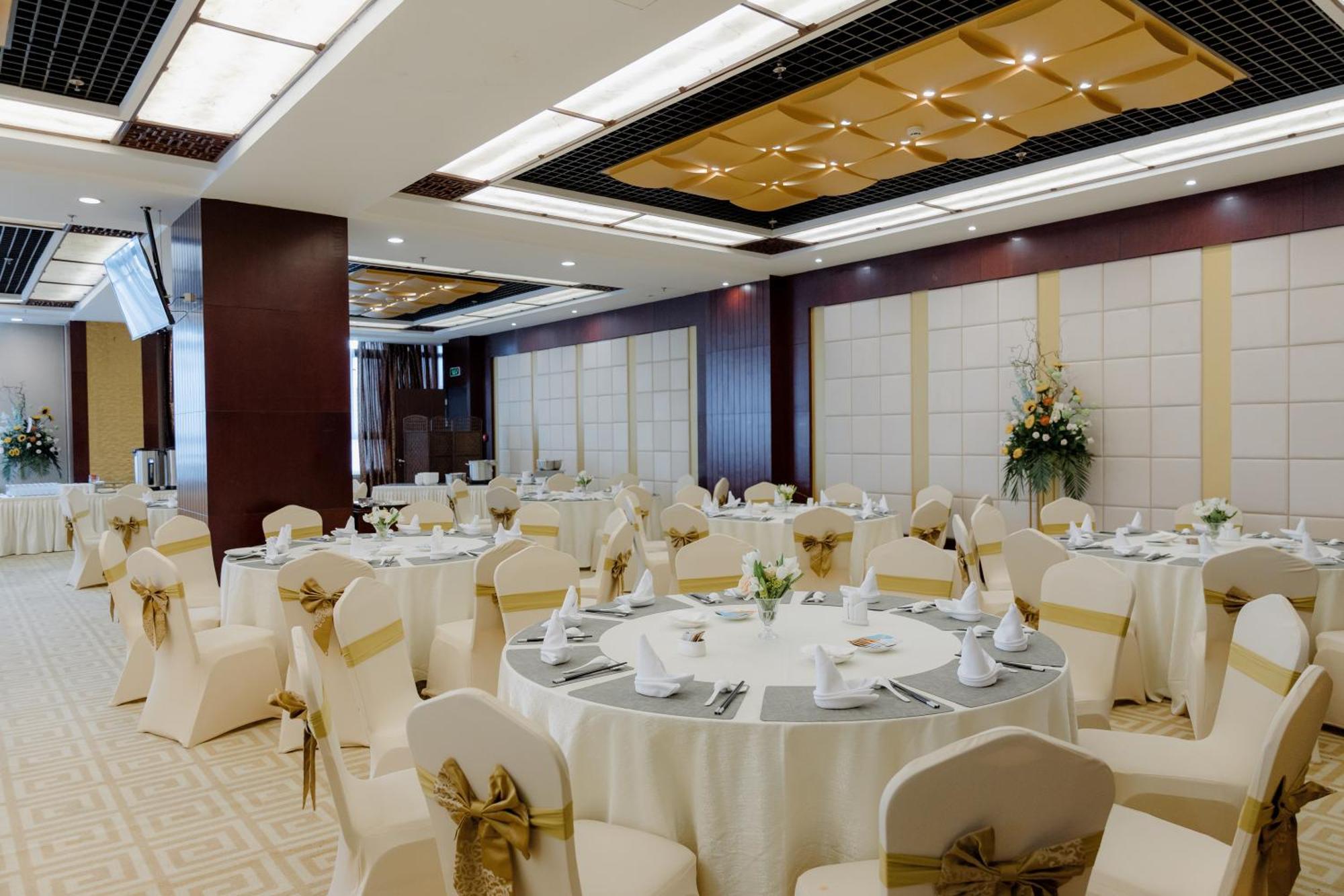 Beijing Palace Soluxe Hotel Astana Ngoại thất bức ảnh A banquet hall