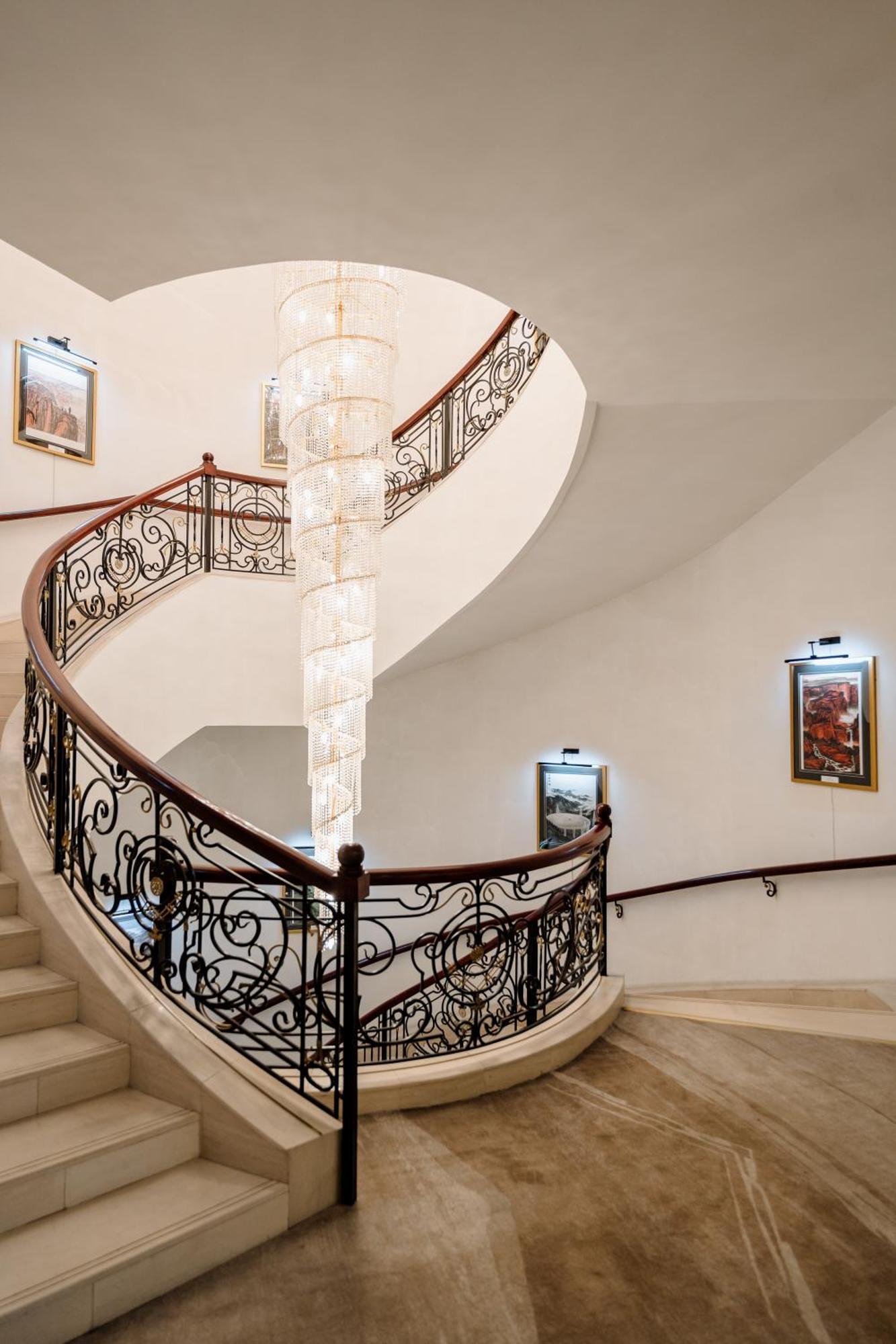 Beijing Palace Soluxe Hotel Astana Ngoại thất bức ảnh Staircase